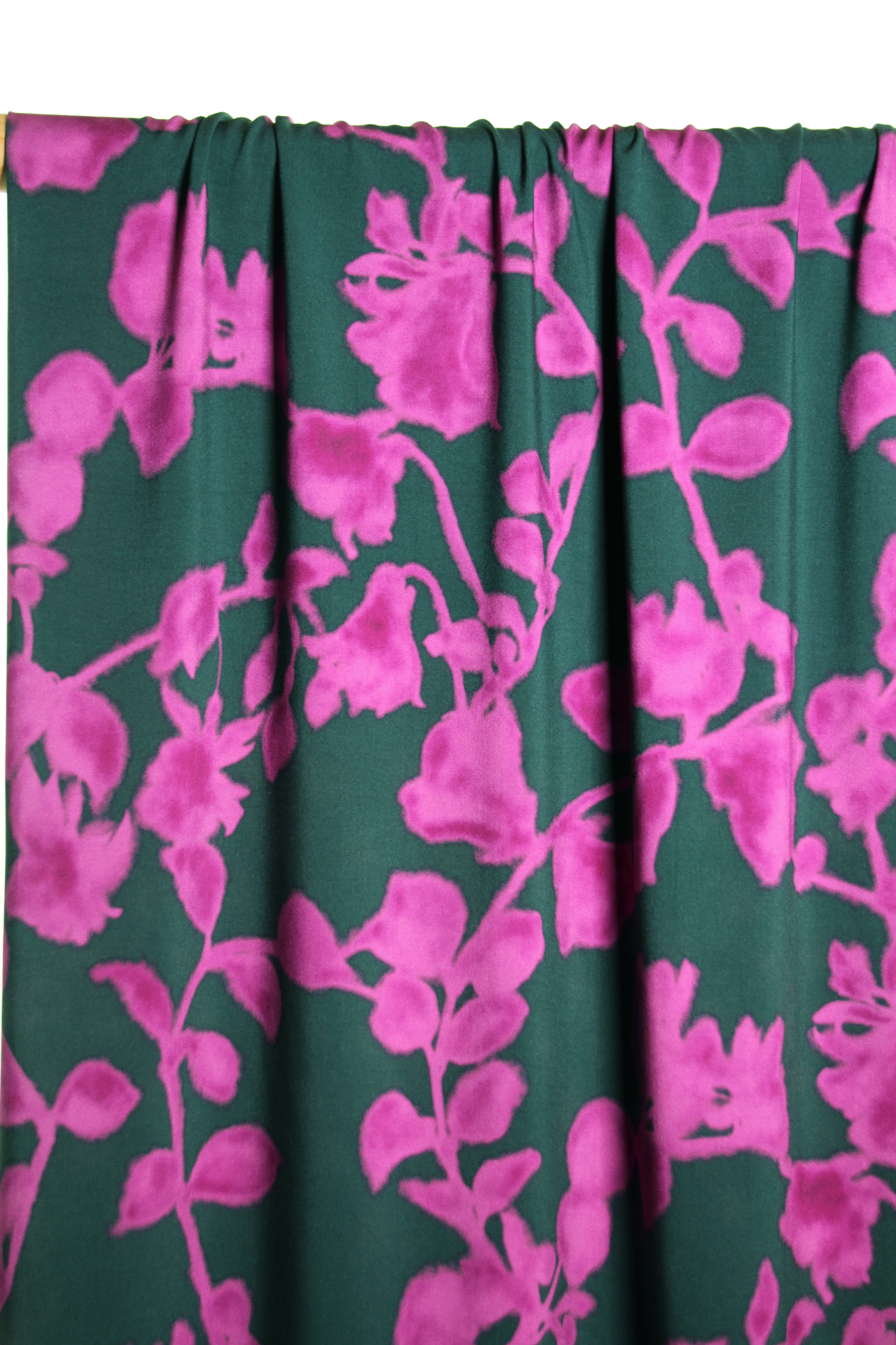Viscose print donkergroen met fuchsia bloemen - Atelier Jupe